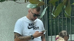 JANJUŠ OVAKO ČUVA ĆERKU NA MORU Ona stoji i čeka, tata se dopisuje s devojkama! (PAPARACO FOTOGRAFIJE)