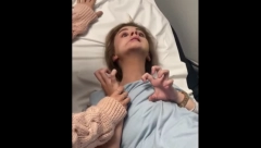 MAJKA OBJAVILA SNIMAK ĆERKE Popila je piće u kafiću, za par minuta svi su mislili da je demon ušao u nju! (VIDEO)
