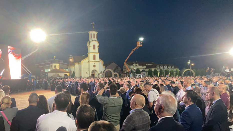 DRAMA NA OBELEŽAVANJU GODIŠNJICE "OLUJE" Devojci pozlilo, direktor Pošte Srbije je nosio na rukama do šatora