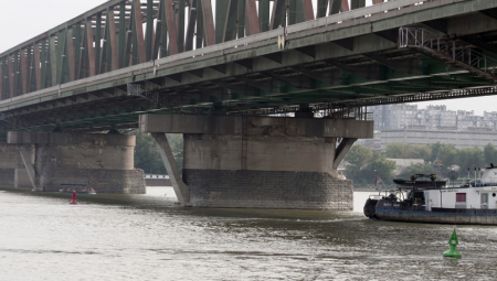 BLOKIRAN ŽELEZNIČKI MOST Brod zakačio kablove, izbio požar