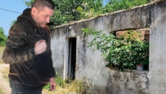 KOMŠIJE SREĐUJU KUĆU BAJE MALOG KNINDŽE! Ostali su bez prozora i krova nad glavom, a sada pevač konačno može da se vrati u rodni kraj!