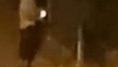 VATROGASCI OBJAVILI JEZIV SNIMAK Piroman podmeće požar u Podgorici i beži (VIDEO)