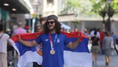 OBOŽAVA PLJESKAVICE, SRBIJU I ĐOKOVIĆA! Zurabi doneo bronzu u redakciju Alo! i obećao: Idem u Pariz po zlato, pa se ženim Srpkinjom! (VIDEO)