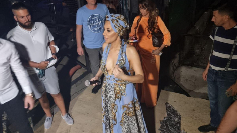 KAO BOGINJA Alo! paparaco uslikao Anu Nikolić pred nastup u Crnoj Gori, pevačica pojavom izazvala ovacije publike, ovakvu haljinu niste videli (FOTO)