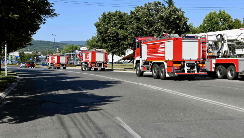 VELIKI POŽAR IZBIO KOD UMKE Zapalila se fabrika papira i kartona, više od 20 vatrogasaca gasi vatru