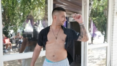 ŠIJAN IZNEO PEČENJE PA ČASTIO I NOVINARE I KOMŠILUK Gala slavlje u Surčinu