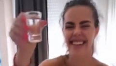 BOGDANA NAZDRAVLJA RAKIJOM Presrećna tetka odlučila da zalije rođenje sestrića!