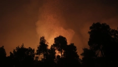 EVIJA OPET U PLAMENU Helikopteri nadleću ostrvo, čamci spremni za evakuaciju! (VIDEO)