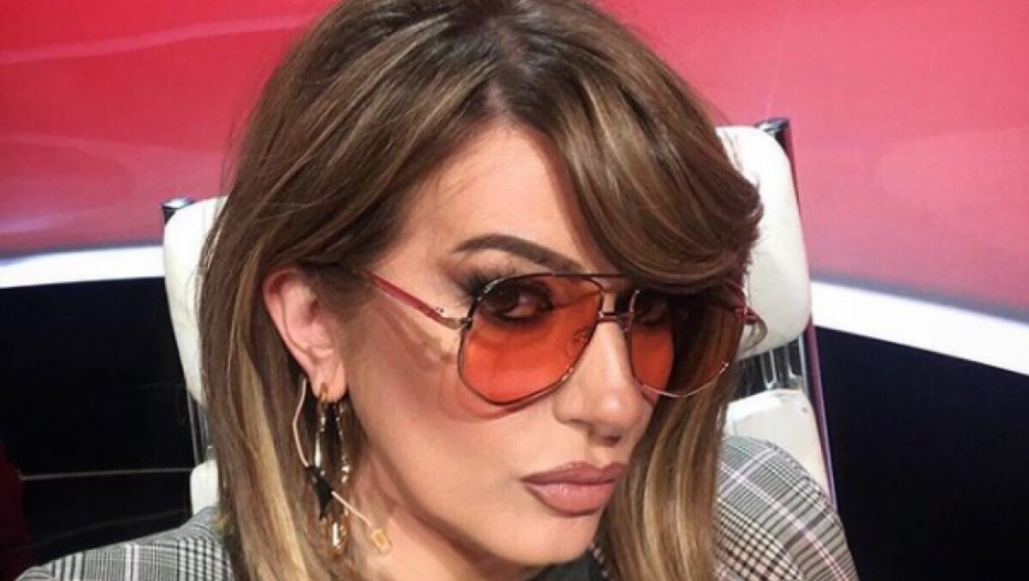 NOVI HIT VIDEO, VIKI MILJKOVIĆ ZAIGRALA VIRALNU KOREOGRAFIJU! Pevačica na nastupu skinula sve pokrete i zapalila masu!