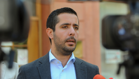 MINISTAR MOMIROVIĆ OBJAVIO FOTOGRAFIJU SA SUPRUGOM Saopštio važnu poruku: Moramo naći vremena za njih!