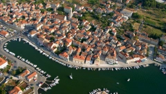 PIJANI UKRAJINAC "MUVAO" HRVATSKU KONOBARICU Ona ga bacila u more, kad je izašao - bolje da nije!