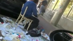 TEŽAK STUDENTSKI ŽIVOT Seo prekoputa Pravnog i cepa knjige na komade, a pesma u pozadini poručuje: "Ma hajde dok smo mladi!" (VIDEO)