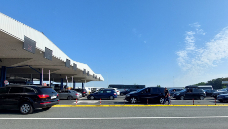 OPŠTI HAOS NA HORGOŠU Ljudi zaglavljeni u kilometarskim kolonama već 15 sati: Nepodnošljivo je, skapaćemo od žeđi!