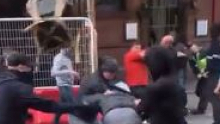 ŽESTOK HULIGANSKI OBRAČUN U MANČESTERU! Navijači pretvorili ulicu u bojno polje,  policija nije uspela da interveniše na vreme! (VIDEO)