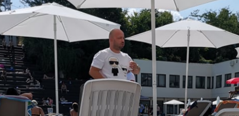 RIJALITI UČESNIK U JULU TUKAO DEVOJKU, SAD UŽIVA S NOVOM NA BAZENU Brzo se snašao! (PAPARACO)