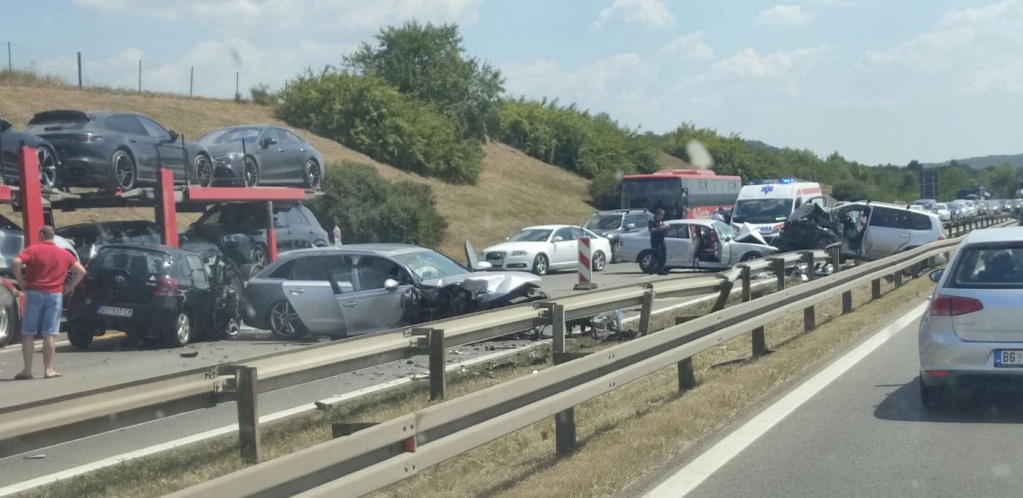 JEZIVA SAOBRAĆAJNA NESREĆA KOD ČAČKA Poginula jedna osoba, dete teško povređeno