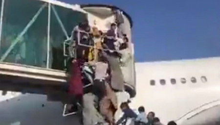 HAOS NA AERODROMU U KABULU Avganistanci u begu od talibana: Američka vojska pucala u vazduh