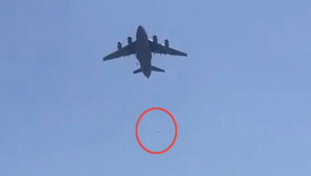 UŽASI NA AERODROMU NA KABULU NE PRESTAJU Avganistanci  pokušali da se zakače za krilo letelice kako bi pobegli od Talibana, pali sa aviona i poginuli!