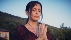 SKUPLJALA JE MENSTUACIJU IZ ČAŠE I PLESALA OKO VATRE! Elena Karić objavila novi jezivi video i prikazala mračne rituale u svom domu! (VIDEO)