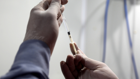 IDEALNO UZETI TREĆU DOZU ISTOG PROIZVOĐAČA: Ne postoji zvanična preporuka nekog relevatnog tela za kombinovanje vakcina