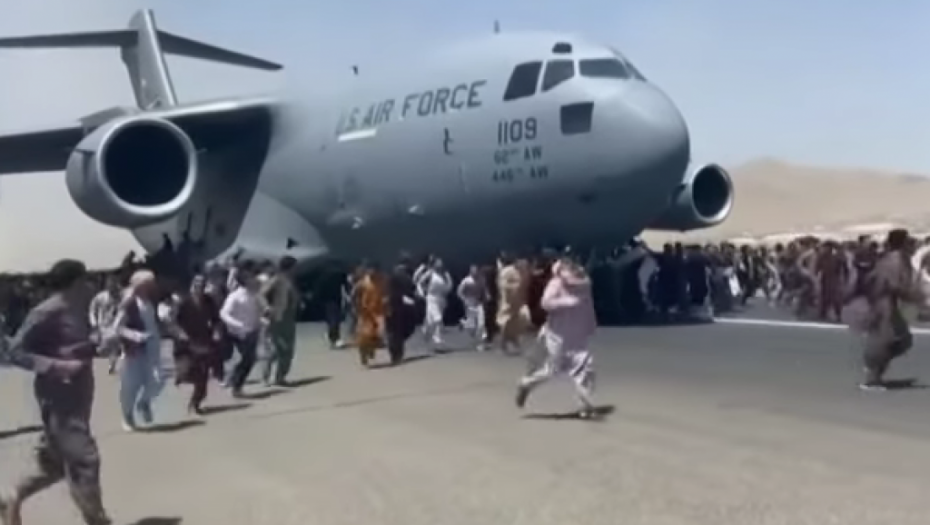 UŽASI U KABULU NE PRESTAJU Očajni ljudi beže od talibana, u stampedu na aerodromu 17 žrtava!