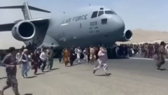 VIŠE OD 600 MIGRANATA ULETELO U AVION Isplivala fotografija unutrašnjosti američkog vazduhoplova, jedna stvar posebno intrigira!(FOTO)