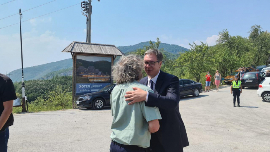 PREDSEDNIK VUČIĆ STIGAO U DRVENGRAD Dočekao ga Emir Kusturica! (VIDEO)