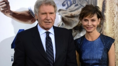 LETO PROVODE NA POZNATOJ LOKACIJI Čuvena Ali Mekbil i Harison Ford uživaju u komšiluku, poznati glumački par uslikan ovde