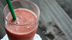 CRVENI SOK KOJI EKSPRESNO SNIŽAVA ŠEĆER Popijte jednu čašu uz obrok i u roku od nekoliko sati zameniće vam lekove