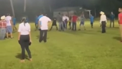 LUDNICA U CENTRALNOJ AMERICI Sudija se posle meča pištoljem branio od pomahnitalih navijača (VIDEO)