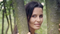 PRESKAČE VATRU PO KUĆI I SEDI NA PODU! Elena Karić pokazala nove šokantne rituale, a ovo radi okupljenima u svom domu!