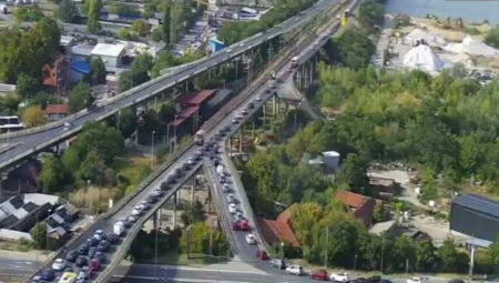 KOLAPS NA PANČEVAČKOM MOSTU Velika kolona vozila u pravcu ka Pančevu (VIDEO)