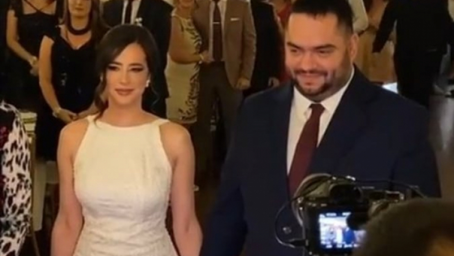 IGRA NA STOLICI, RAZBIJA ČAŠE, SVE PRŠTI OD RADOSTI Isplivao snimak sa svadbe Sajsi MC, reperka u potpuno neočekivanom izdanju! (VIDEO)