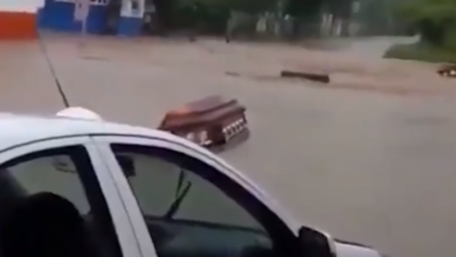 GRAĐANI FLORIDE U PANICI Proglašeno vanredno stanje (VIDEO)