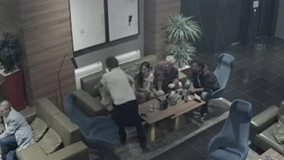 SNIMAK BRUTALNOG PREBIJANJA Gaga Antonijević leži, Dragan Bjelogrlić mu prilazi sa leđa i počinje mučki da ga udara pesnicama (VIDEO)