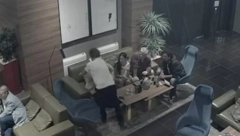 SNIMAK BRUTALNOG PREBIJANJA Gaga Antonijević leži, Dragan Bjelogrlić mu prilazi sa leđa i počinje mučki da ga udara pesnicama (VIDEO)