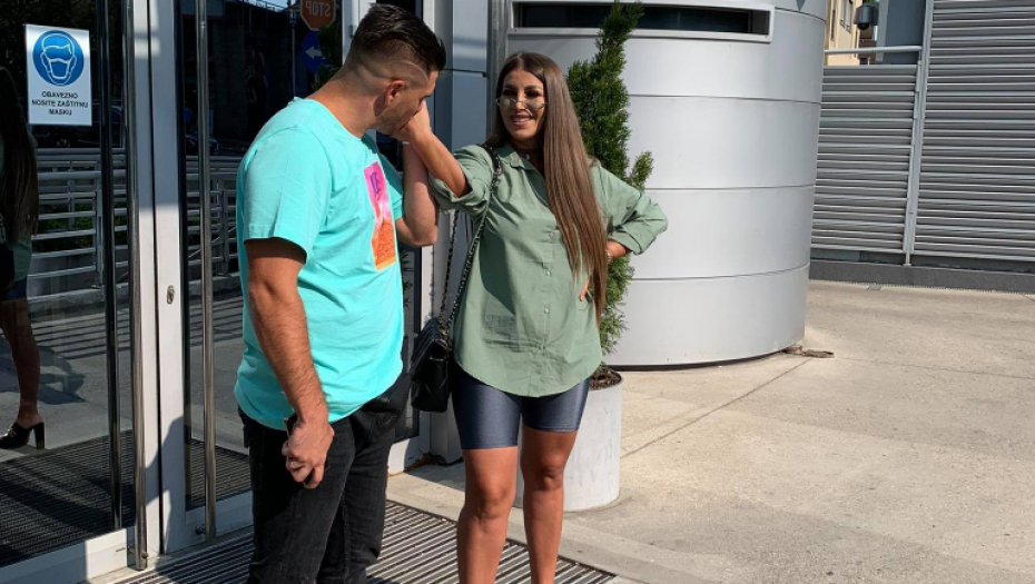 DANAS SLAVE GODIŠNJICU SVOJE LJUBAVI Dalila objavila Dejanovu i njenu fotografiju iz detinjstva, pa mu se javno obratila uz emotivne reči (FOTO)