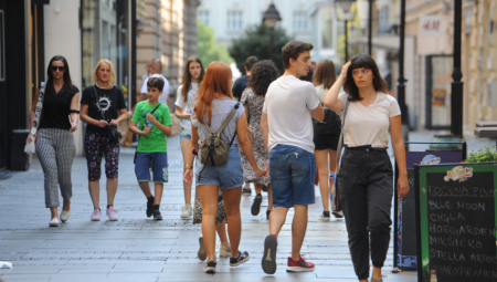 MLADI  PRVI NA UDARU MAJMUNSKIH BOGINJA Stručnjaci objašnjavaju zašto su starije generacije zaštićenije