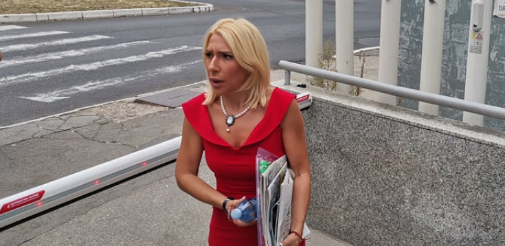 HIT PAPARACO! Jovana Jeremić na nesvakidašnji način stigla ispred zgrade Pinka, a ovo što je voditeljka uradila ostaviće vas bez teksta! (FOTO)