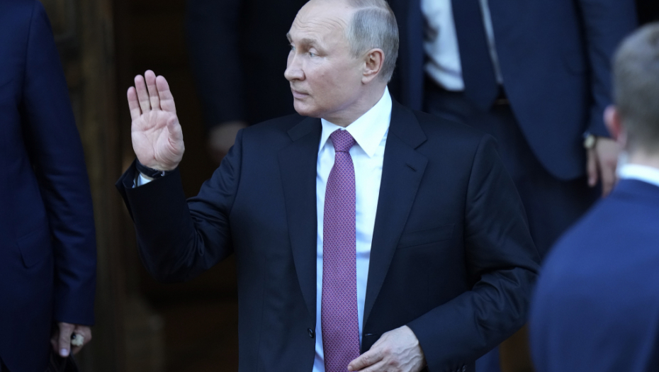 SVI SU PRIMETILI DA PUTIN IMA NEOBIČAN HOD Pogledajte gde drži ruku (VIDEO)