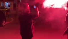 BAKLJE, CEPANJE MAJICE I SLAVLJE NASRED ULICE! Bivši zadrugar proslavio rođenje ćerke, okupio cimere i napravili haos! (VIDEO)