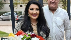 SLAVLJE U DOMU DRAGANE MIRKOVIĆ Pevačica presrećna čitavog dana, čestitke i torte joj stižu sa svih strana!