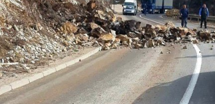 PREKINUT SAOBRAĆAJ SA CRNOM GOROM PREKO GOSTUNA Veliki odron na putu kod Brodareva