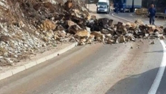 PREKINUT SAOBRAĆAJ SA CRNOM GOROM PREKO GOSTUNA Veliki odron na putu kod Brodareva