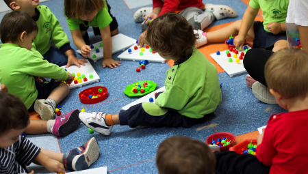 NE UMEJU NI LOPTU DA UHVATE Deca su nam postala ekstremno smotana, penjanje na drvo je postala misaona imenica