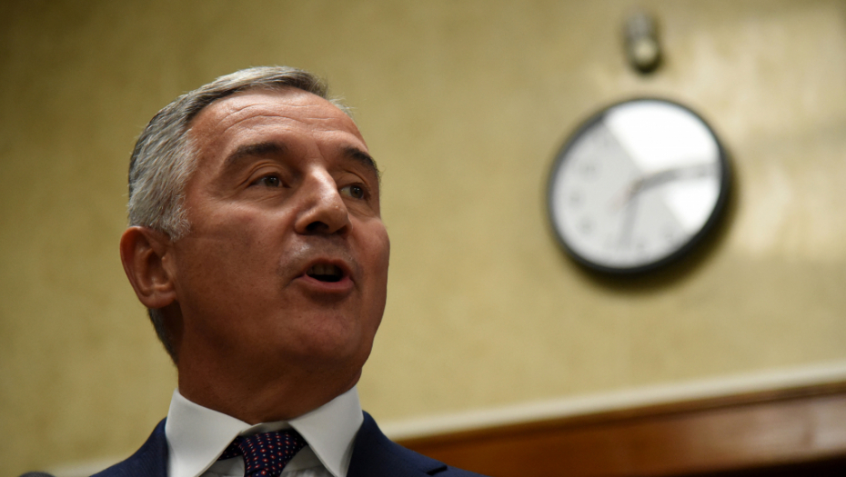 IZDAJNIK SRPSKOG RODA SA MILOM NA CETINJU Dodvorava se milogorcima, a oni ga ismevaju (FOTO)