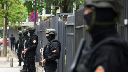 OPSADNO STANJE U CRNOJ GORI Racija u hotelu "Podgorica" - policija pretresala Zorana Lazovića i Ranka Ubovića