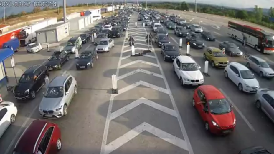 GUŽVE NA GRANIČNIM PRELAZIMA Putnička vozila čekaju na Preševu i Gostunu