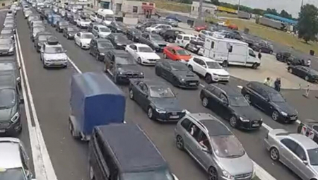 NAORUŽAJTE SE STRPLJENJEM Velike gužve na graničnim prelazima, ovde se čeka i po 2 sata