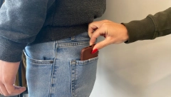 DŽEPAROŠI UVEK PRATE PONAŠANJE POTENCIJALNIH ŽRTVAVA Evo koja grupa građana je na meti i kako se zaštititi